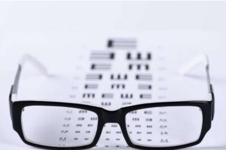 近視眼戴眼鏡眼睛變形怎么修復？